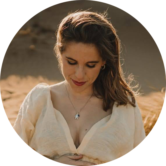 Portrait of Miriam Apellaniz, midwife and mindfulness instructor